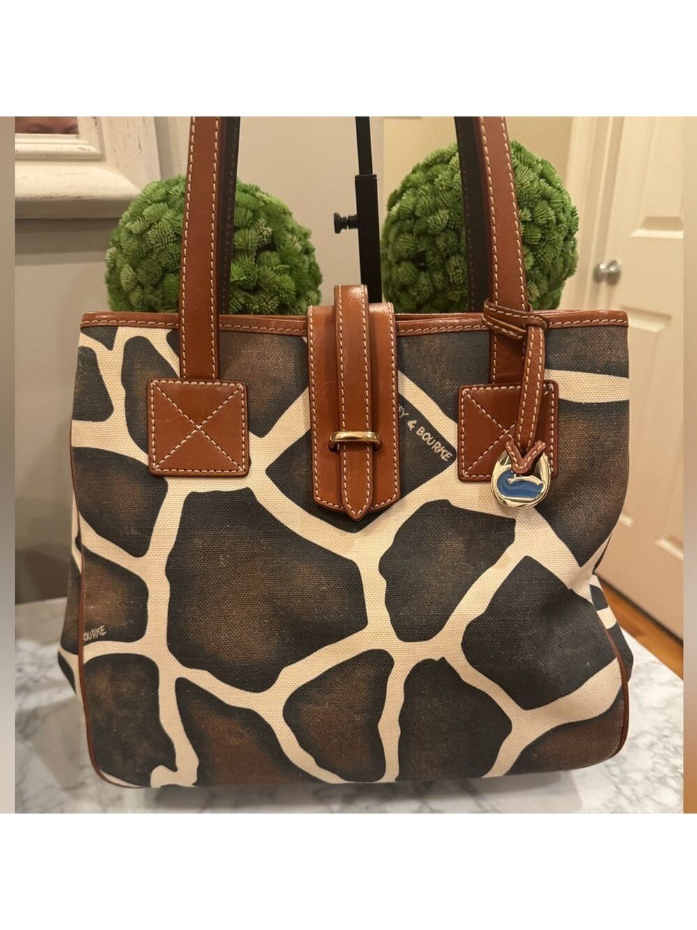 Dooney & Bourke - Giraffe Coated Canvas Tote, Very Nice Condition Shoulder Strap - Picture 2 of 12